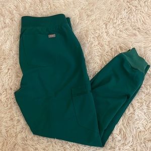 Zamora joggers size medium in hunter green.